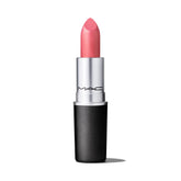 MAC Frost Bombshell muestra en piel tono cálido con brillo perlado