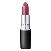 MAC Frost Lipstick Plum Dandy, empaque elegante y acabado perlado para un look radiante.