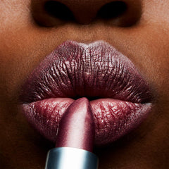 MAC Frost Lipstick Plum Dandy, textura sedosa con cobertura media personalizable.
