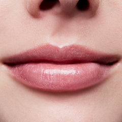 MAC Lip Glass Dreamy se desliza suave gracias al aplicador de esponja