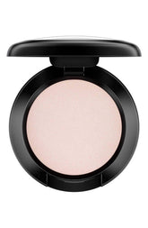 MAC Shroom ombre en poudre, fini naturel pour un regard durable.