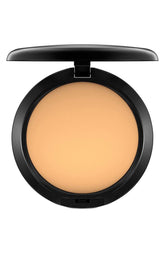 MAC Studio Fix Powder Plus Foundation NC43 dans un compact avec miroir, fini naturel et uniforme