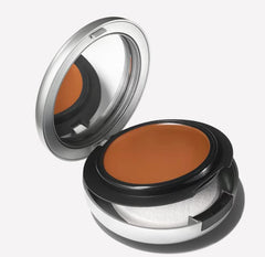 MAC Studio Fix Tech crema-polvo, textura suave para cobertura adaptable y retoques rápidos.