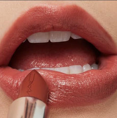 MAC Ximal Barra Satinada de Labios acabado satinado suave para labios hidratados todo el día.