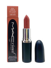 MAC Ximal Barra Satinada de Labios muestra la aplicación suave y color intenso para un look duradero.