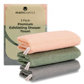 MainBasics muestra el set de tres toallas exfoliantes para ducha en empaque práctico.