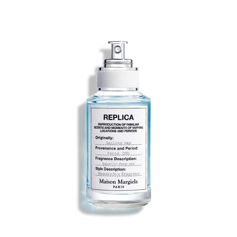 Maison Margiela Replica Día de Velero, primer plano de la botella, aroma fresco para días junto al mar.