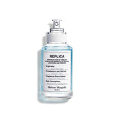 Maison Margiela Replica Día de Velero, primer plano de la botella, aroma fresco para días junto al mar.