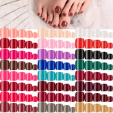 Maitys uñas de pie cortas y cuadradas con acabado brillante para un look pulido.