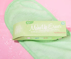 MakeUp Eraser avec le côté court pour effacer le maquillage en douceur.