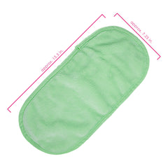 MakeUp Eraser avec le côté long pour exfolier légèrement la peau.