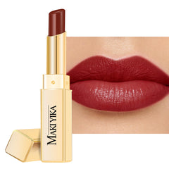MAKI YIKA: tubo de barra labial rojo oscuro con hidratación duradera.