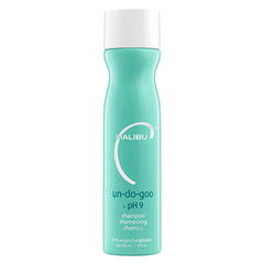 Malibu C Un-Do-Goo Champú clarificante en botella, elimina residuos y revela brillo.