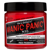 MANIC PANIC Classic Red Passion en pote muestra tono rojo vibrante y duradero.