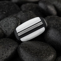 MANSCAPED Crop Shaver con cinta lubricante amplia para deslizamiento cómodo.