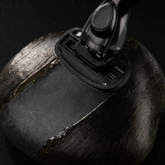 MANSCAPED Crop Shaver con tres hojas de acero inoxidable para un afeitado apurado.