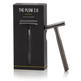 MANSCAPED The Plow 2.0 con mango latón para un agarre firme y afeitado cómodo.