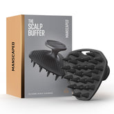 MANSCAPED Scalp Buffer en la ducha exfoliando suavemente el cuero cabelludo.
