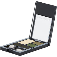 Maybelline cuadros de sombras, humos esmeralda, pigmentos finos que deslizan suavemente.