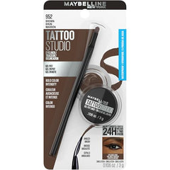 Delineador gel MAYBELLINE en uso para aplicación precisa en la línea de pestañas.