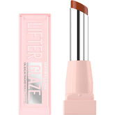 Maybelline Lifter Glaze balsamo labial aplicador para hidratación prolongada.