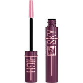 Maybelline con tono burdeos y brocha de torre flexible para volumen desde la raíz.