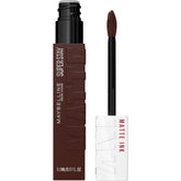 MAYBELLINE Super Stay Matte Ink con punta flecha para aplicación precisa y duradera.