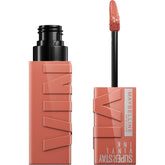 Maybelline Super Stay Vinyl Ink brinda brillo instantáneo y color duradero en los labios.