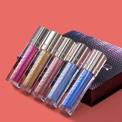 Labial Maydear resistente al agua ofrece color duradero incluso en climas cálidos.