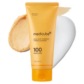 Medicube limpiador con ácido kojico y cúrcuma: botella con espuma densa para limpieza suave.