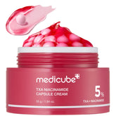 Medicube cápsula TXA roja mostrando tono uniforme y brillo.
