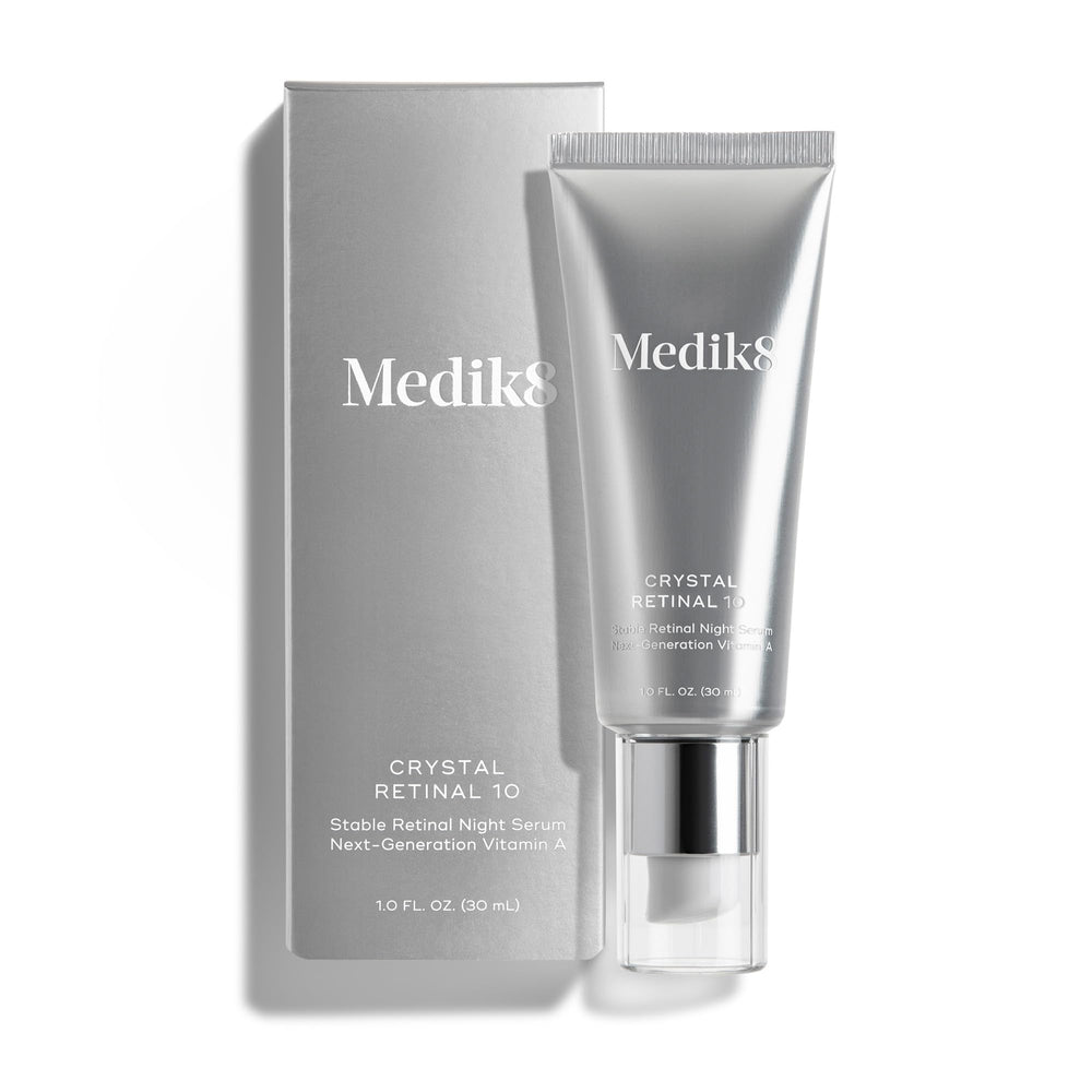 Medik8 Crystal Retinal 10 — bouteille pour rituel nocturne favorisant l'hydratation et le raffermissement potentiel.