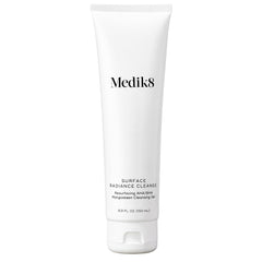 Medik8 Surface Radiance Cleanse, botella espumosa, limpieza suave para piel radiante.