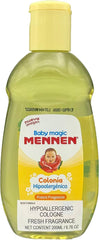 Aplicación suave de colonia Mennen en la mano del bebé con aroma fresco.