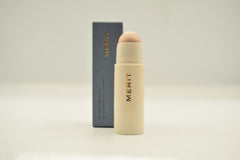 Merit Day Glow Dewy Balm Cava en envase, ideal para retoques y brillo ligero