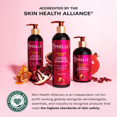 Aplicación de la crema definidora para rizos Granada y Miel en cabello mojado.