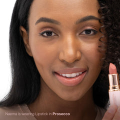 Labial Mineral Fusion Prosecco, textura nutritiva que hidrata los labios al aplicar.