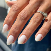 Modelones uñas adhesivas ovaladas Milky White, set de 32 piezas para un look rápido y elegante