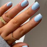 Modelones uñas postizas azul bebé, corto y cuadrado para cambios de look rápidos.