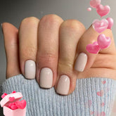 Modelones uñas postizas extra cortas en blanco milky squoval para un look rápido y limpio.