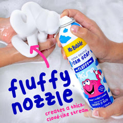 Juego sensorial en el baño con Mr. Bubble para creatividad durante el lavado.