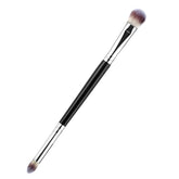 Pincel de sombras MUIIGOOD para aplicación precisa y suave.