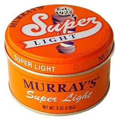 Murray's pomada ligera aplicada con dedo para un peinado suave y controlado.