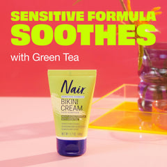 Nair aplicación crema bikini te verde sensitiva sobre la piel.