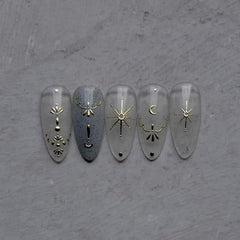 Namrec diseños luna y estrella dorados 3D para uñas elegantes.