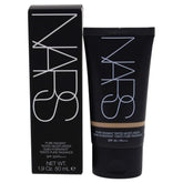 NARS Alaska en bote, acabado translúcido para tono natural y luminosidad.