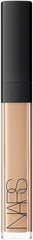 Corrector cremoso de NARS con aplicador suave para cobertura gradual.