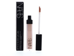 NARS Radiant Creamy Concealer Vanilla aplicado con aplicador para uso preciso.