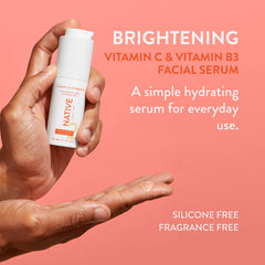 Primer plano de Native con vitamina C, para brillo y tono más uniforme.