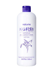 Naturie Hatomugi Skin Conditioner en botella, perfecto para aplicar en la piel tras la limpieza.